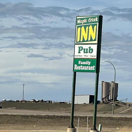 Maple Creek Motor Inn Екстериор снимка