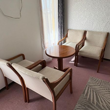 Maple Creek Motor Inn Екстериор снимка