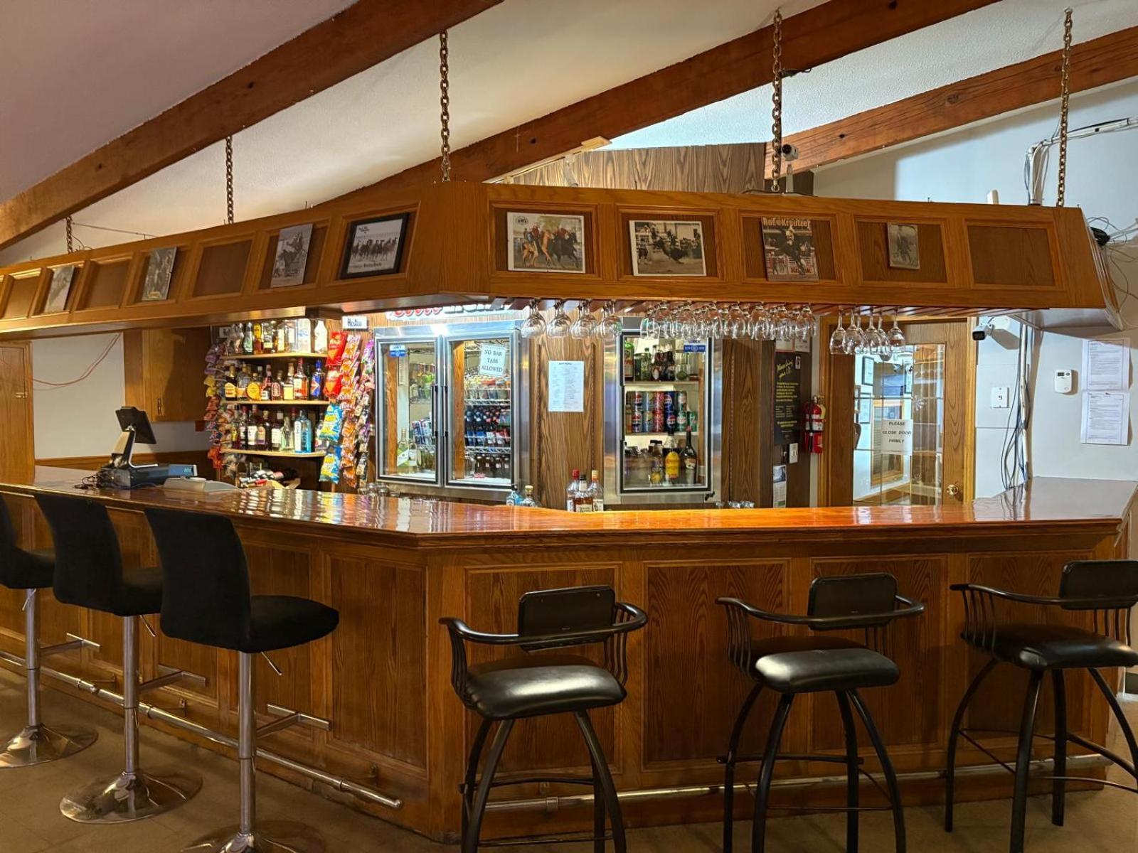 Maple Creek Motor Inn Екстериор снимка