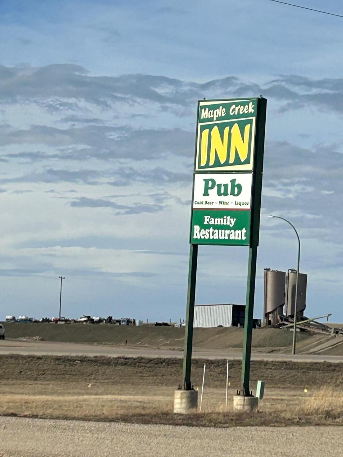 Maple Creek Motor Inn Екстериор снимка