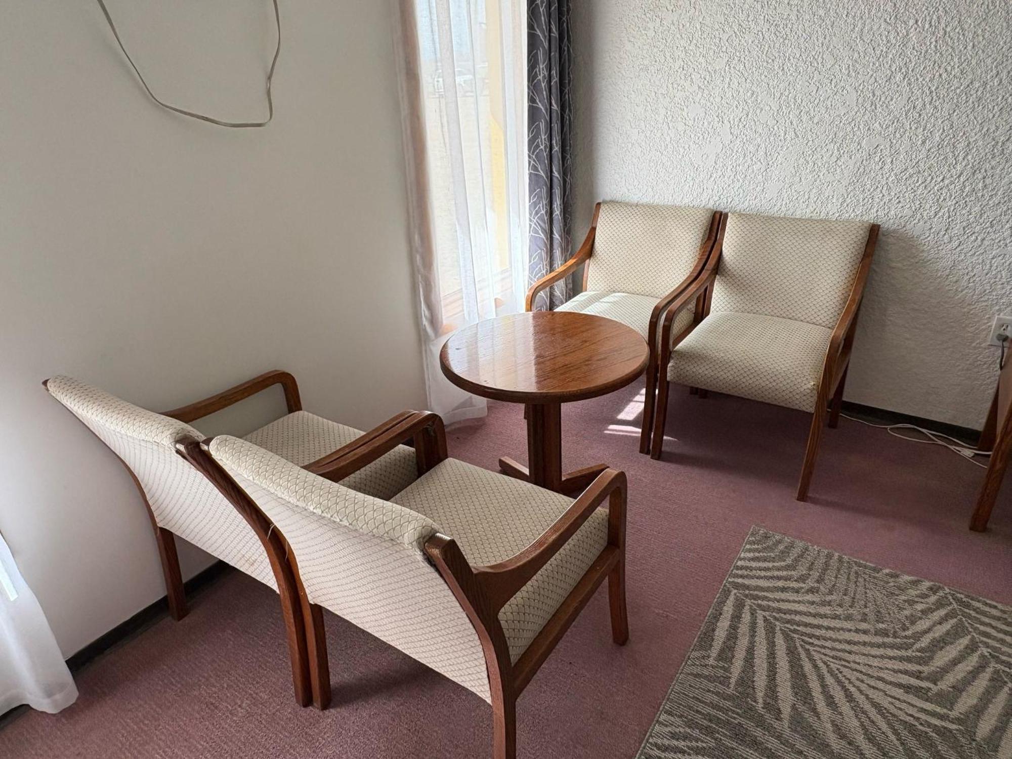 Maple Creek Motor Inn Екстериор снимка