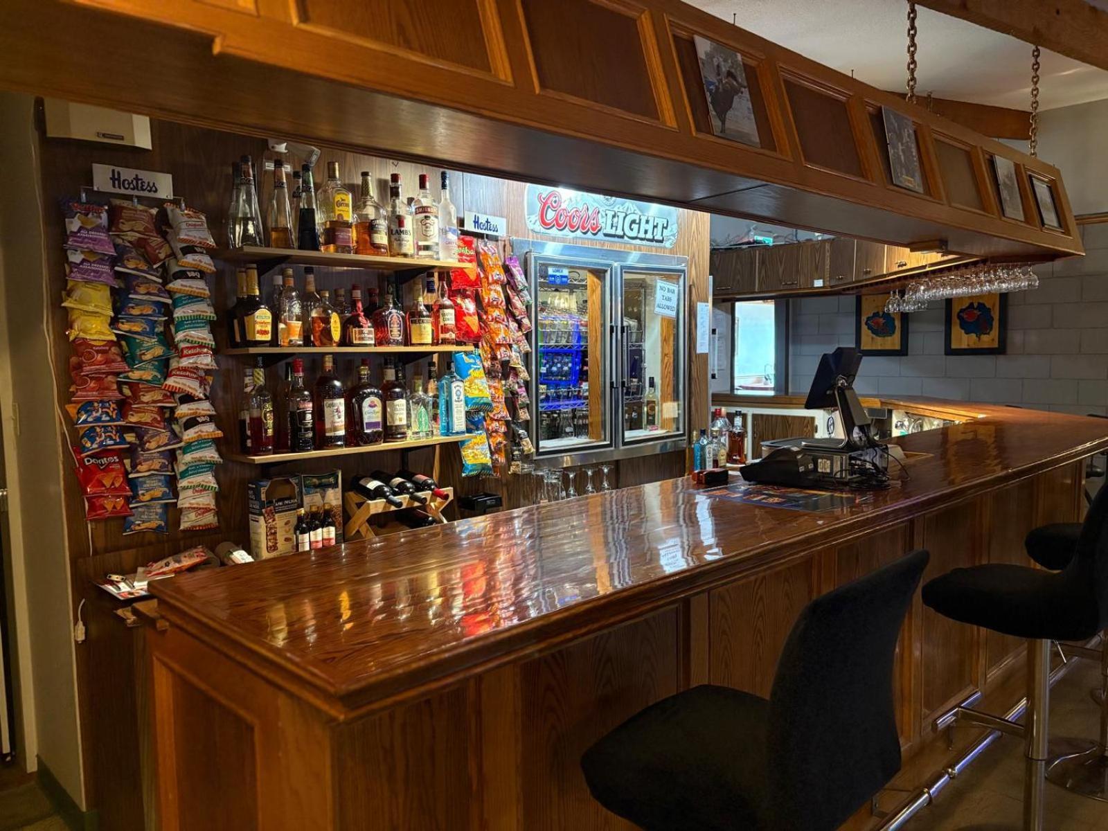 Maple Creek Motor Inn Екстериор снимка