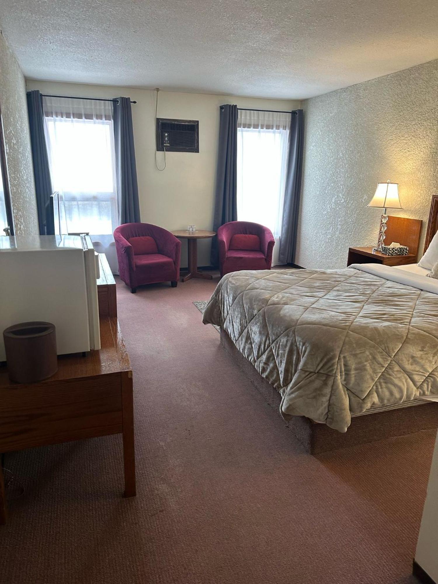 Maple Creek Motor Inn Екстериор снимка