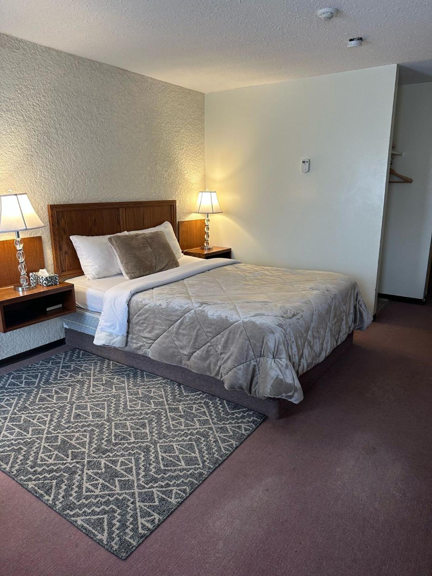 Maple Creek Motor Inn Екстериор снимка