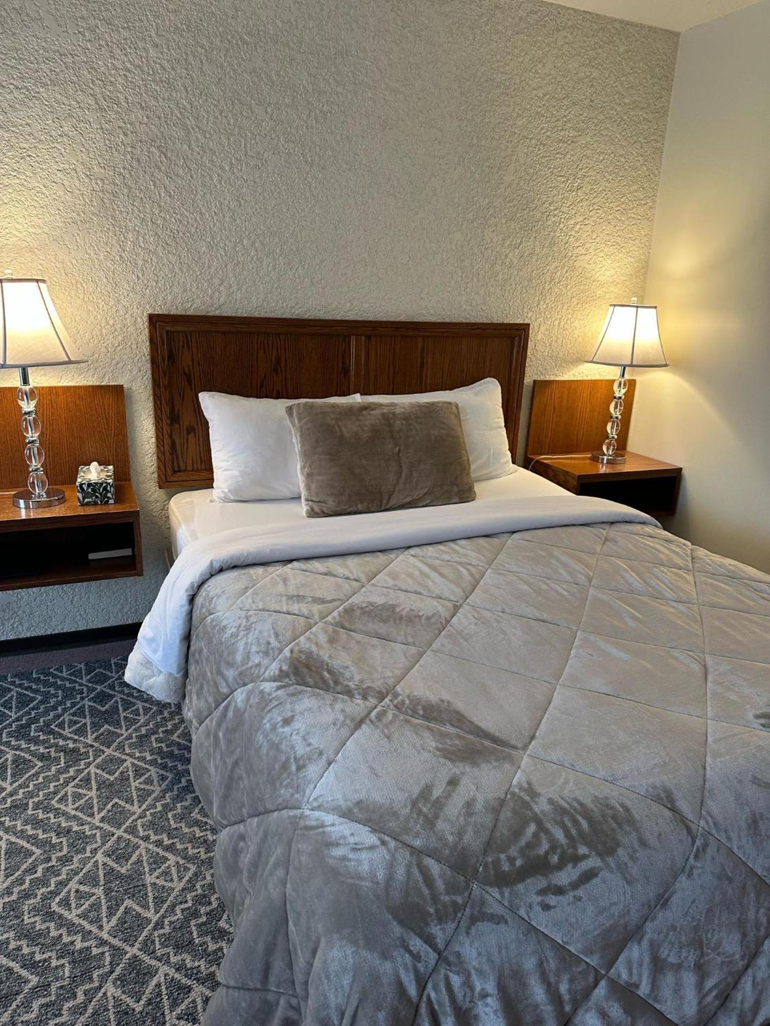 Maple Creek Motor Inn Екстериор снимка