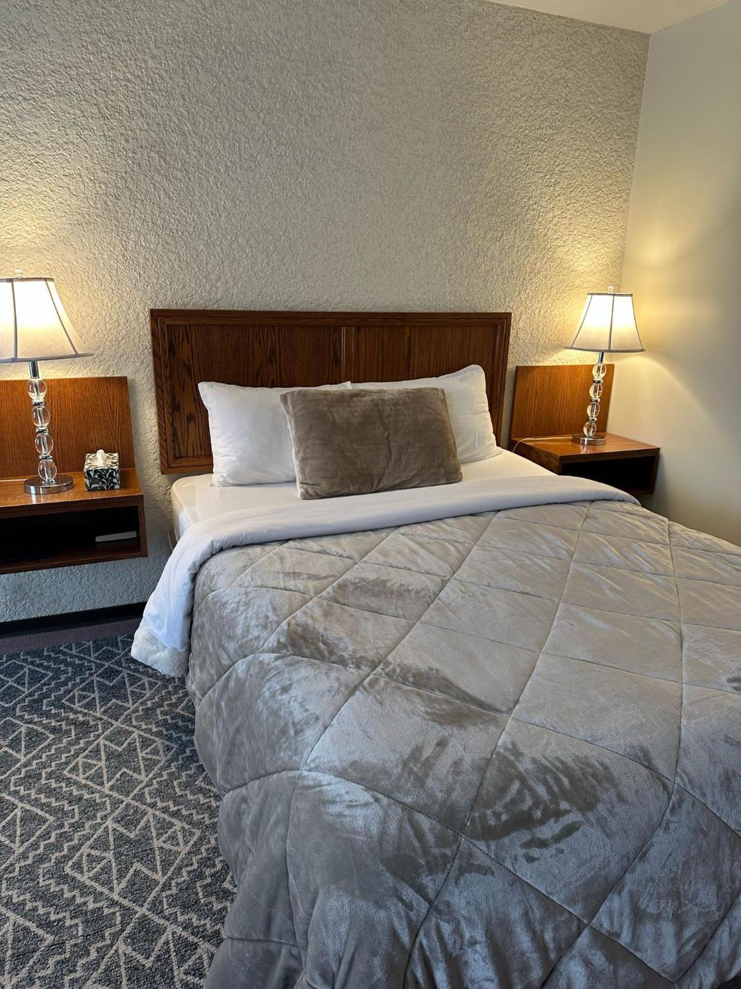 Maple Creek Motor Inn Екстериор снимка