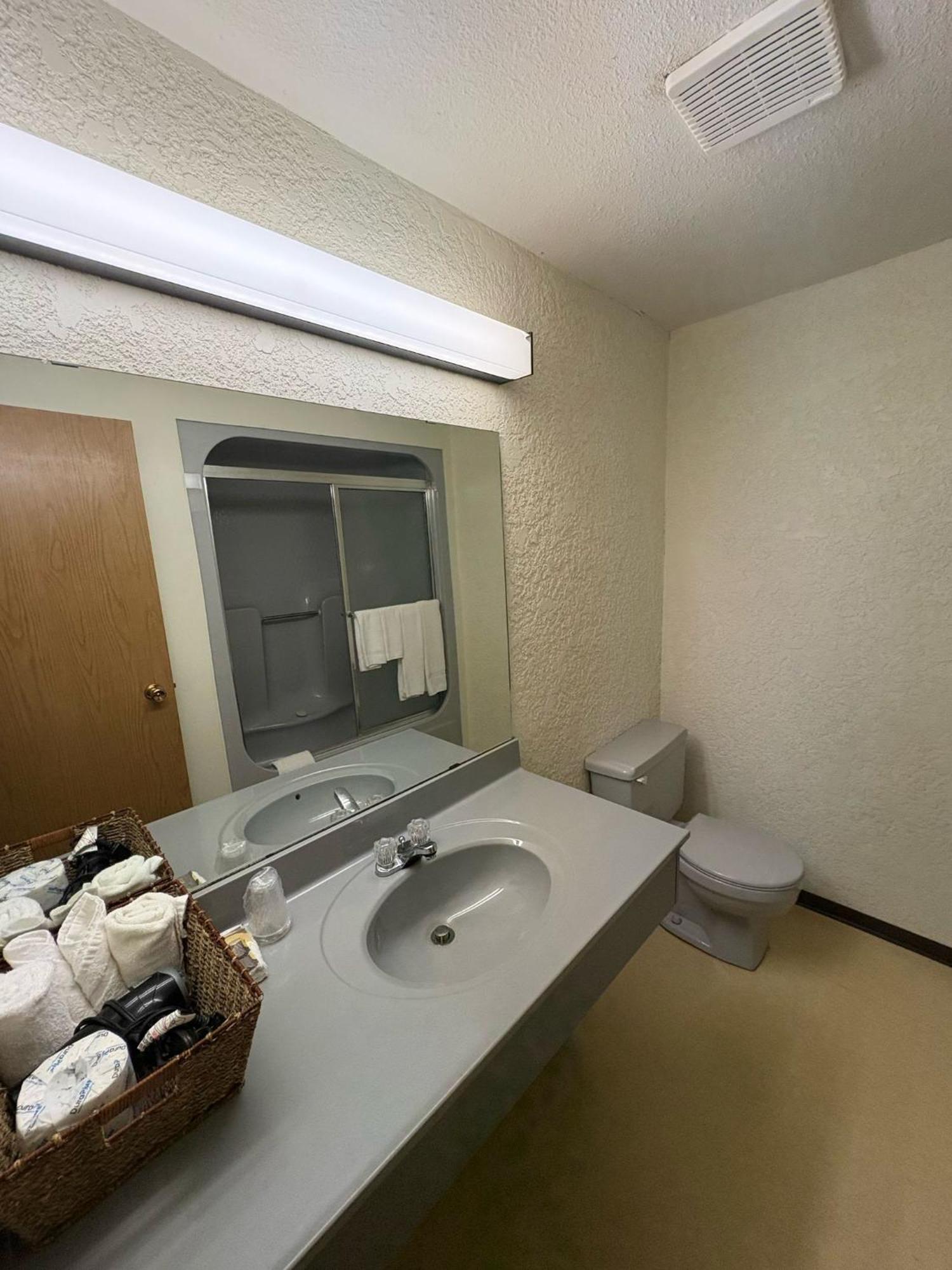 Maple Creek Motor Inn Екстериор снимка