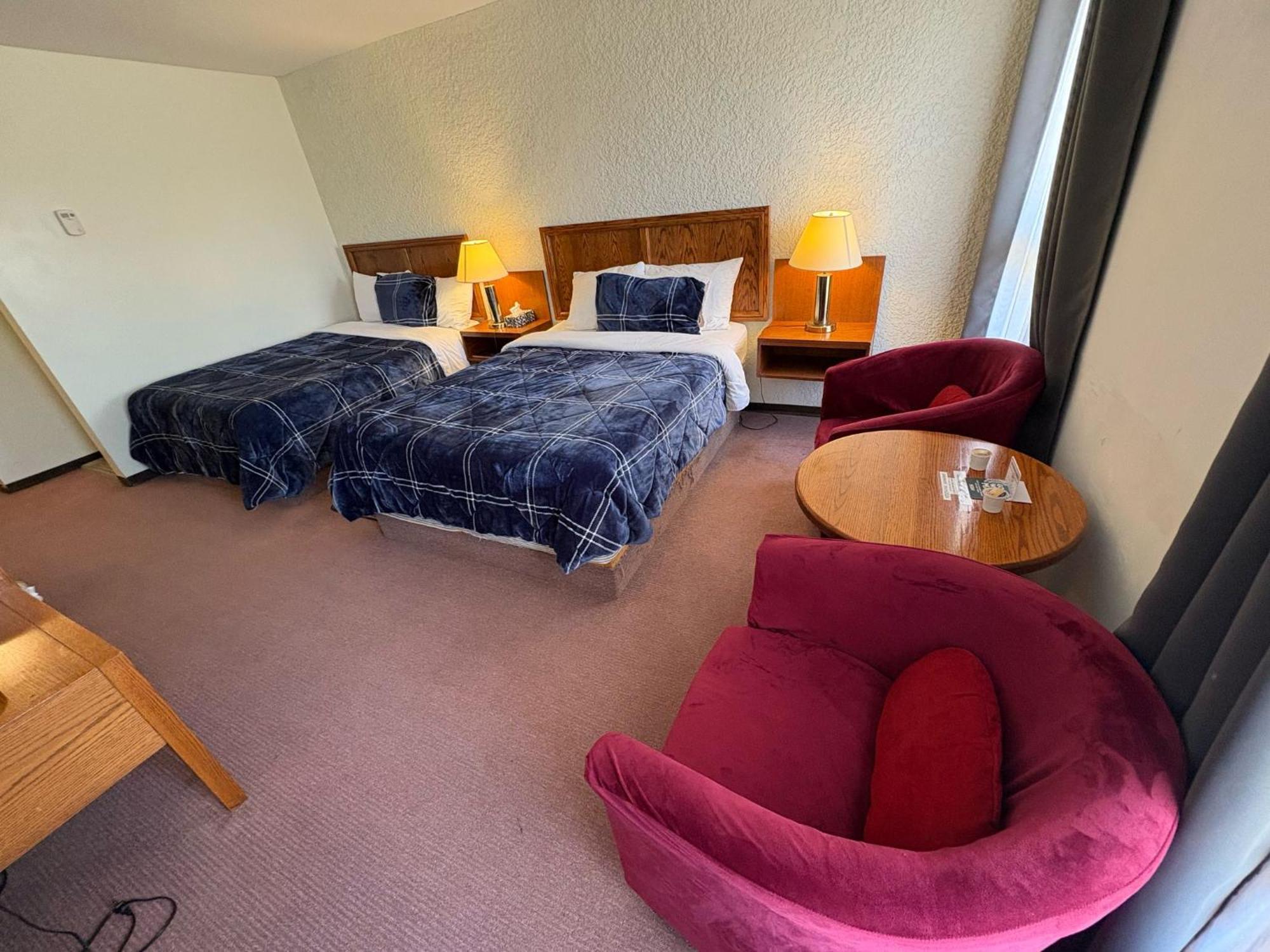 Maple Creek Motor Inn Екстериор снимка