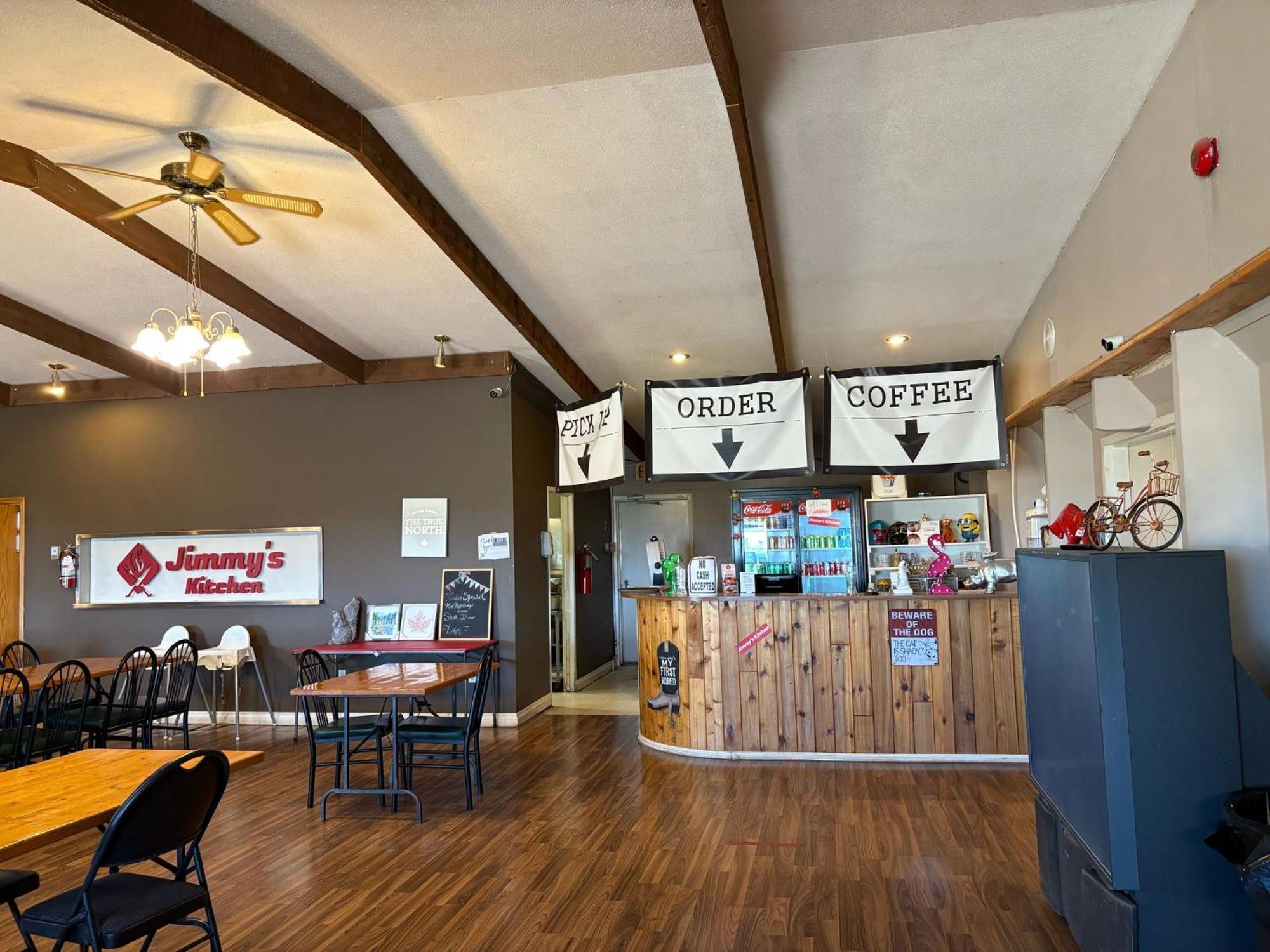 Maple Creek Motor Inn Екстериор снимка