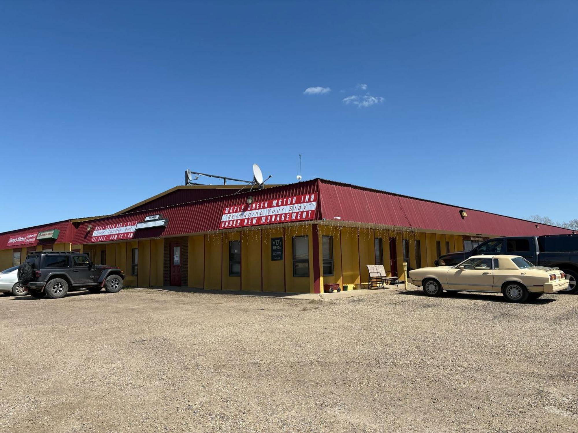 Maple Creek Motor Inn Екстериор снимка
