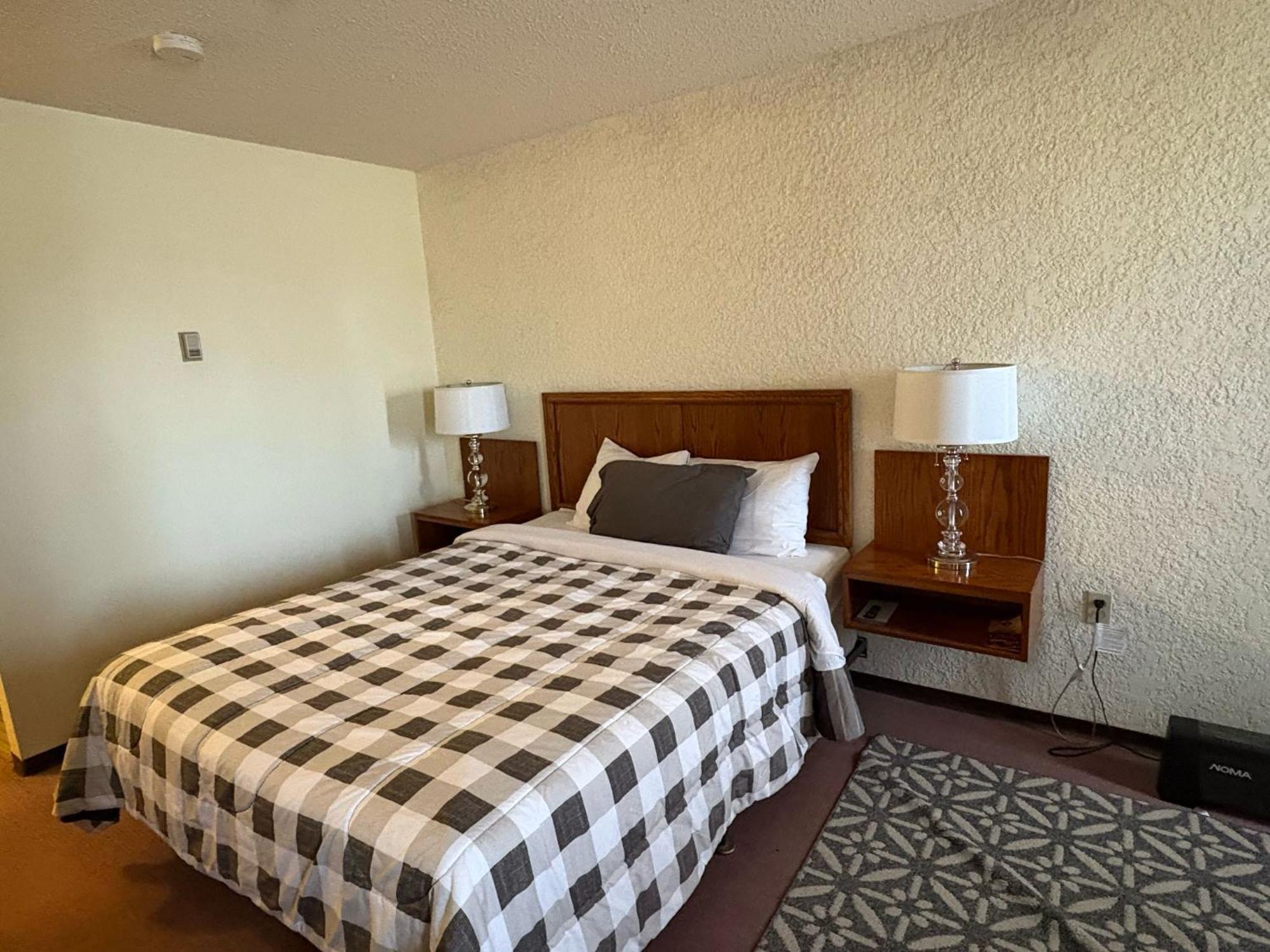 Maple Creek Motor Inn Екстериор снимка