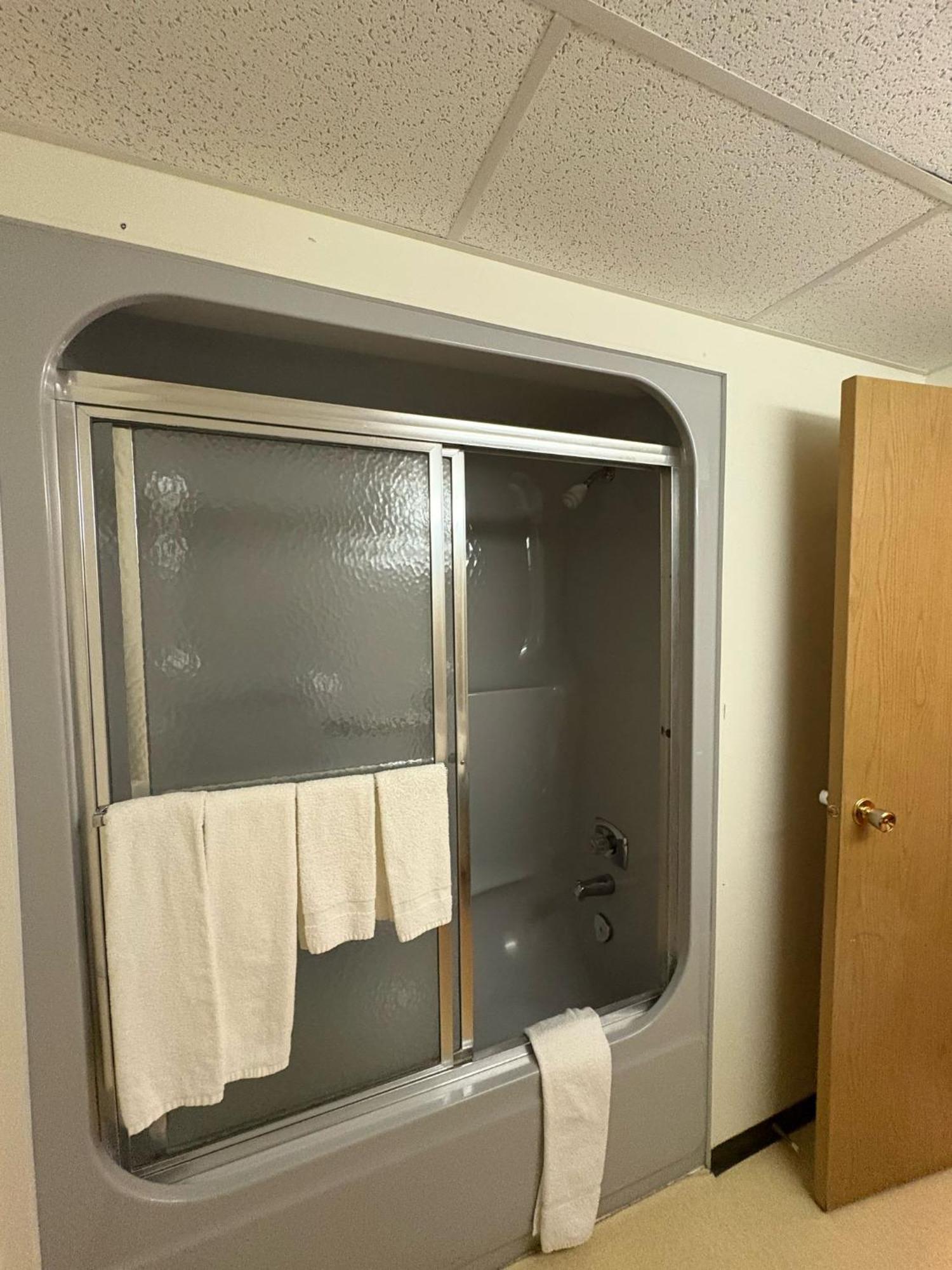 Maple Creek Motor Inn Екстериор снимка
