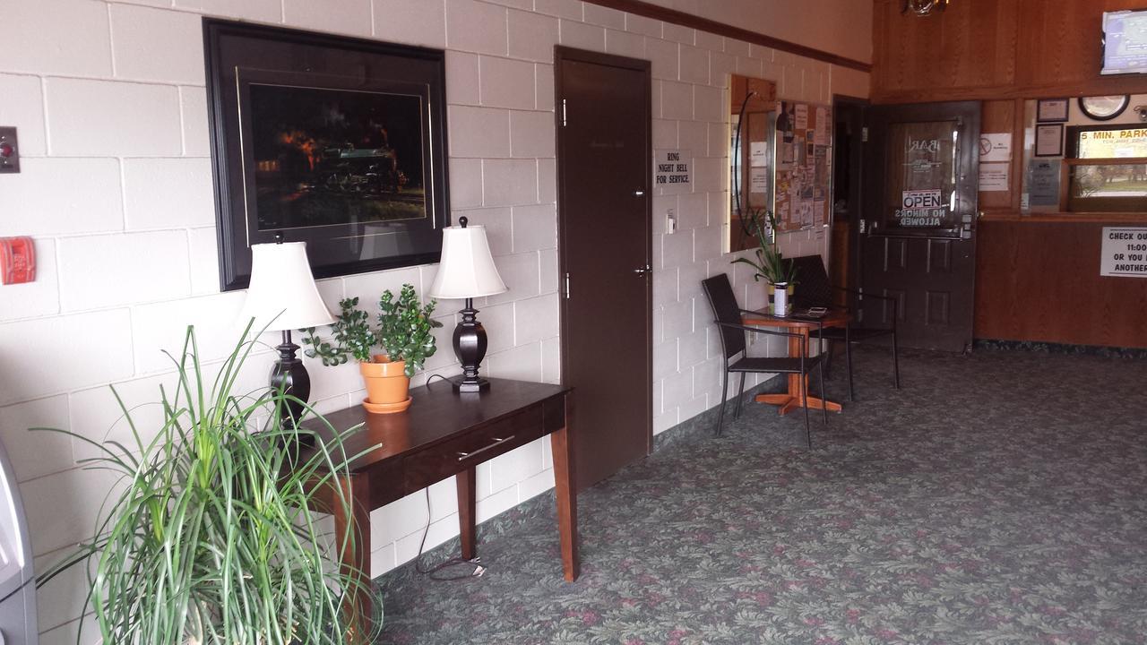 Maple Creek Motor Inn Екстериор снимка