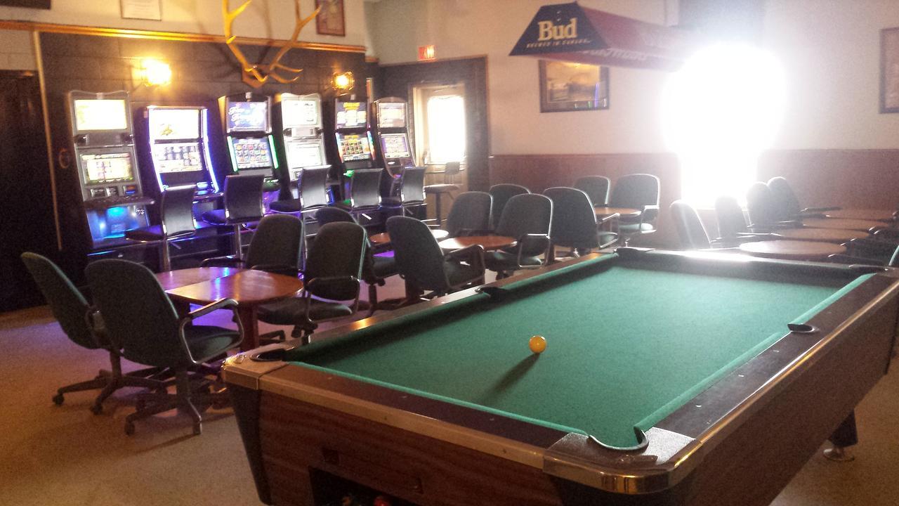 Maple Creek Motor Inn Екстериор снимка