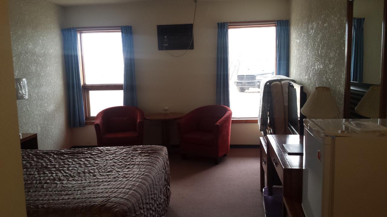 Maple Creek Motor Inn Екстериор снимка