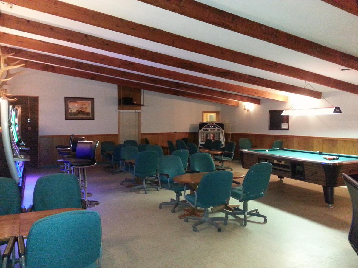 Maple Creek Motor Inn Екстериор снимка
