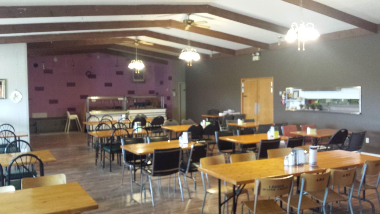 Maple Creek Motor Inn Екстериор снимка