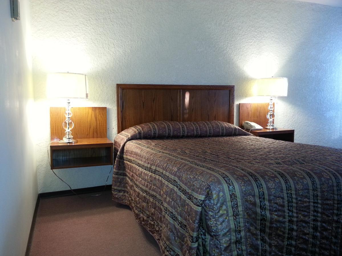 Maple Creek Motor Inn Екстериор снимка