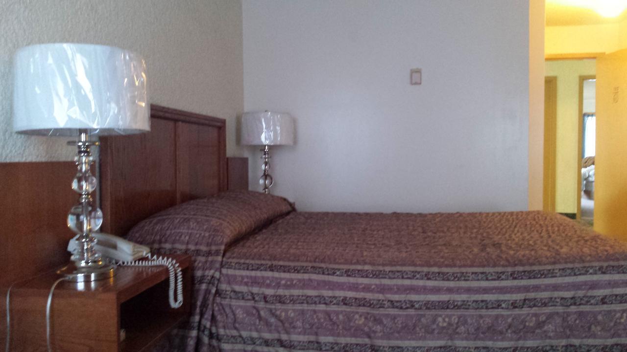 Maple Creek Motor Inn Екстериор снимка