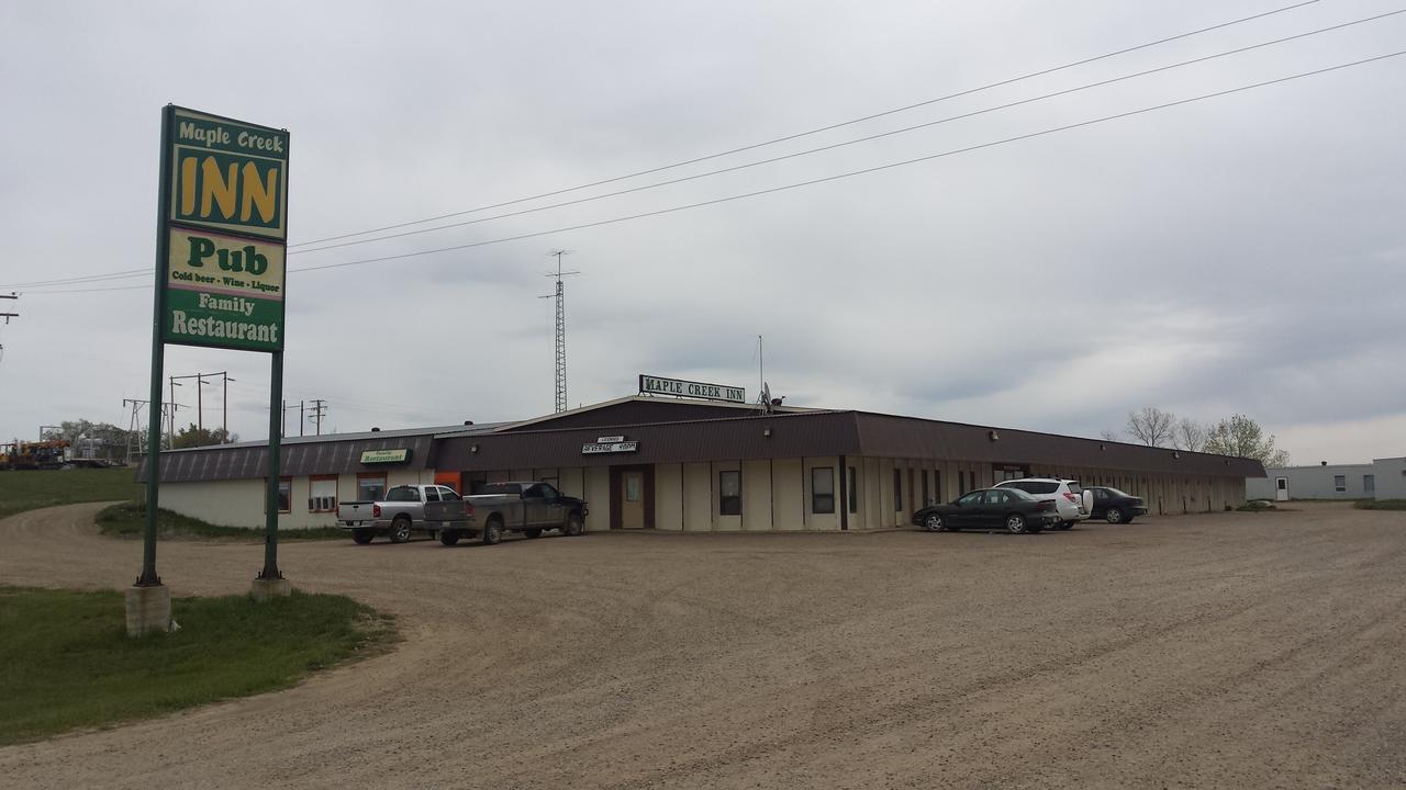 Maple Creek Motor Inn Екстериор снимка