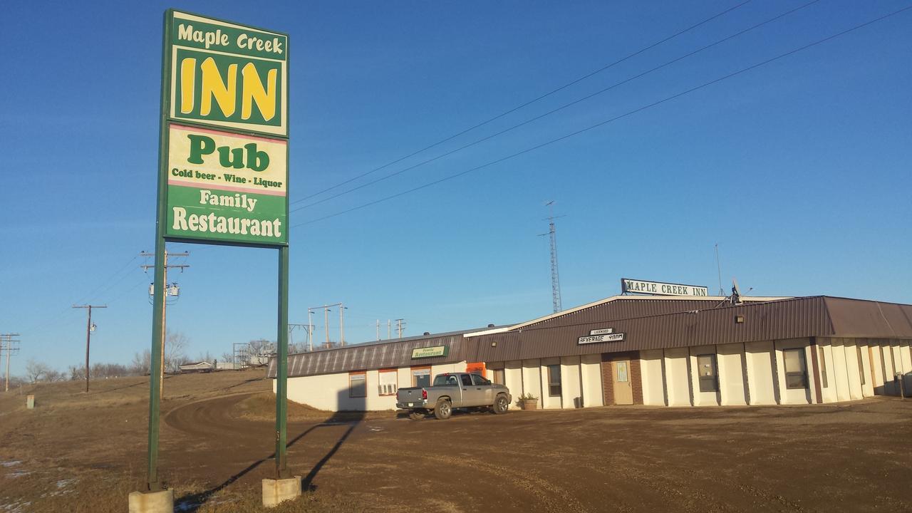 Maple Creek Motor Inn Екстериор снимка