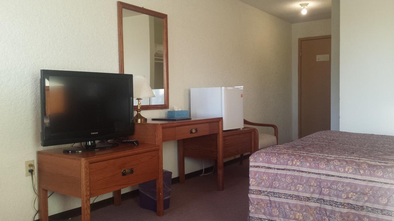 Maple Creek Motor Inn Екстериор снимка