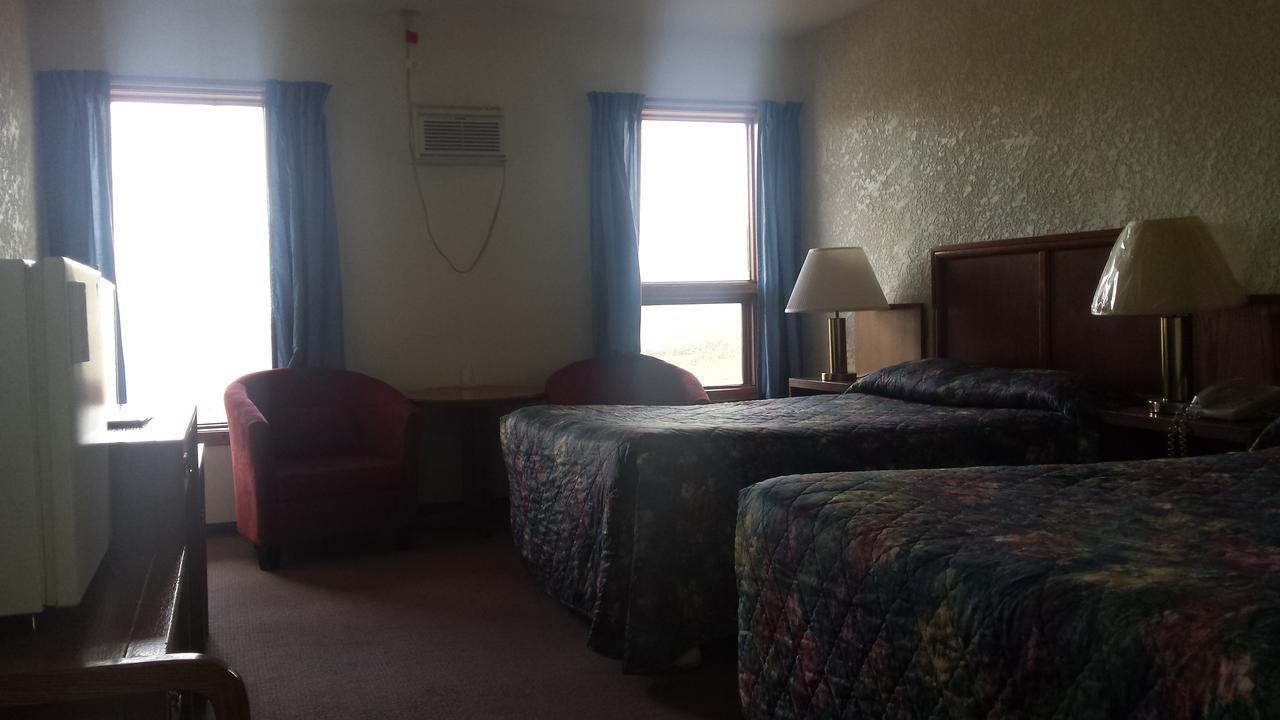 Maple Creek Motor Inn Екстериор снимка