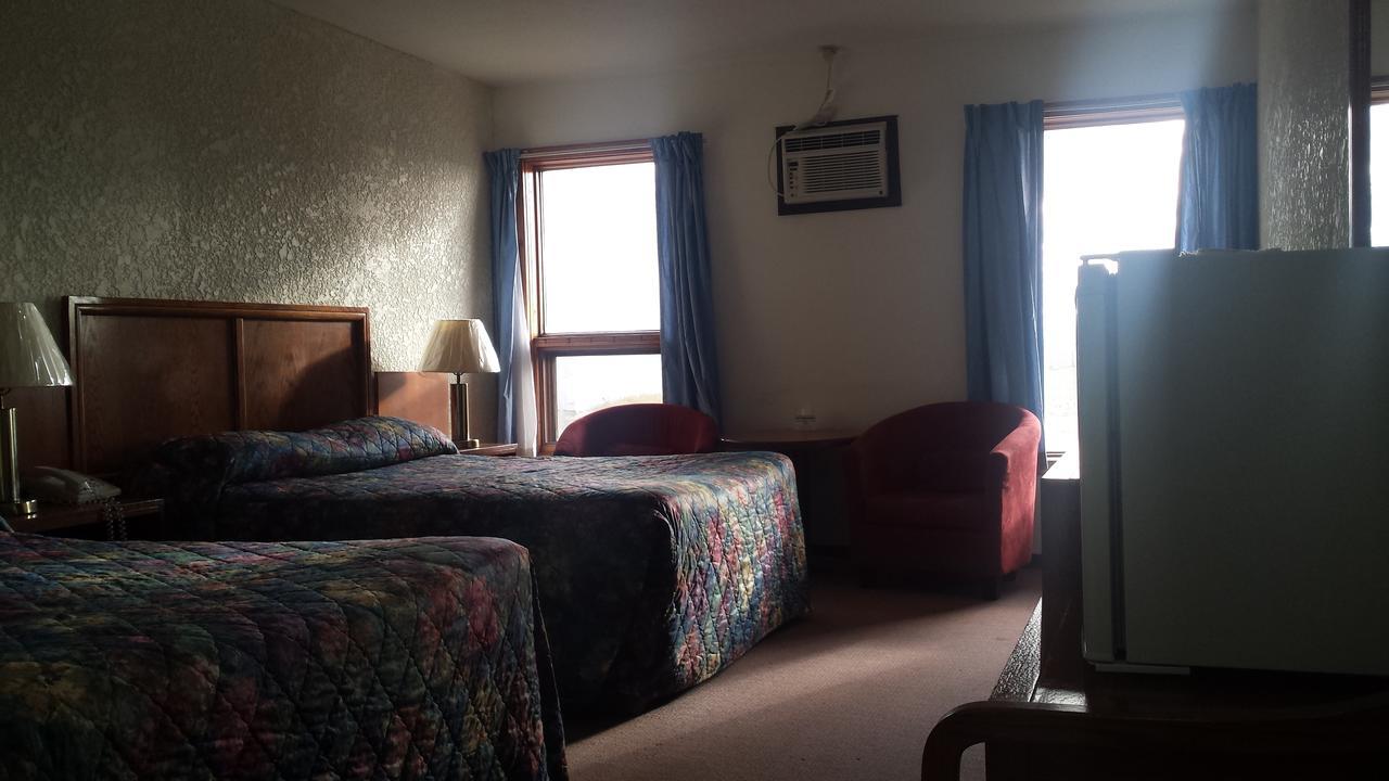 Maple Creek Motor Inn Екстериор снимка