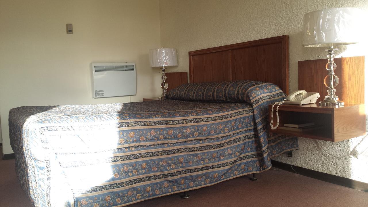 Maple Creek Motor Inn Екстериор снимка