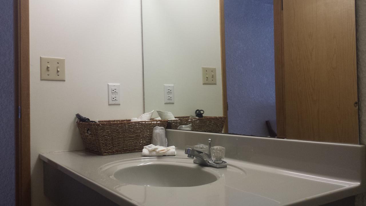 Maple Creek Motor Inn Екстериор снимка
