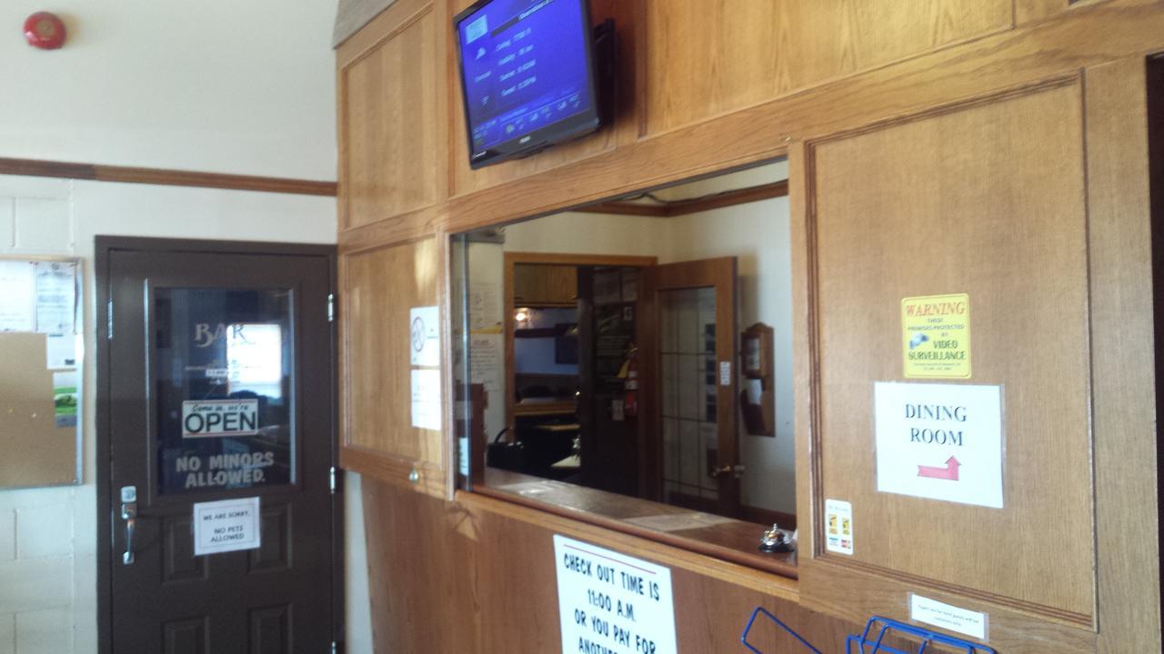 Maple Creek Motor Inn Екстериор снимка